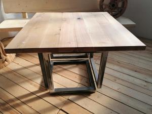 Stahltisch mit Holzplatte