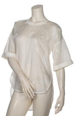 Zarte Transparenz: Das bestickte Shirt von Beate Heymann