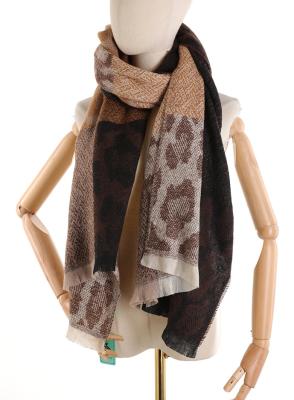 MODISCHER WILD-LOOK: Schal mit Tiermuster aus reiner Viskose