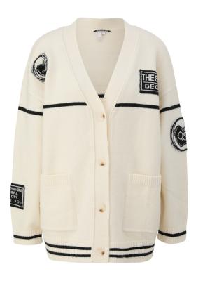 Lässiger Oversize-Strick mit Patches für deinen Alltag