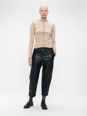 Das Janette Top vereint klassischen Komfort mit verspielten Details