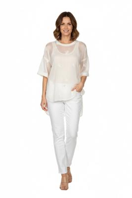 Zarte Transparenz: Das bestickte Shirt von Beate Heymann