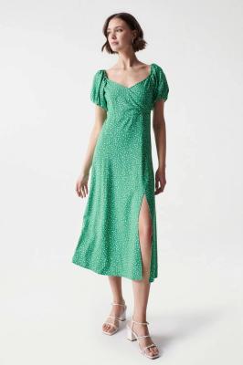 grünen Kleid mit Blumendruck