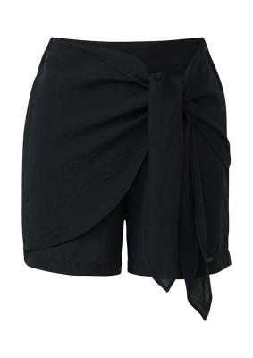 Short in leicht glänzender Optik