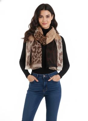 MODISCHER WILD-LOOK: Schal mit Tiermuster aus reiner Viskose