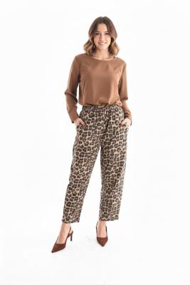 WILD ELEGANZ: Locker fallende Hose im Allover-Leoparden-Print